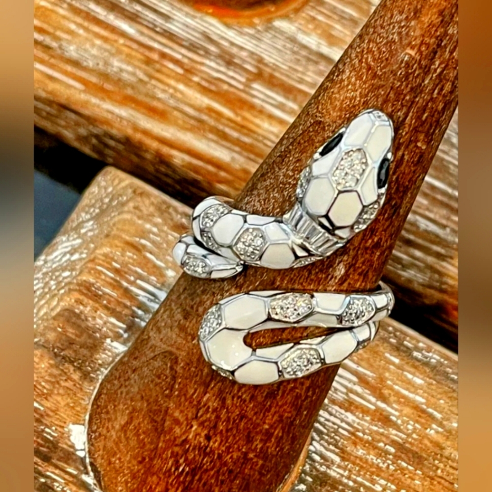 NWT Marla Jade Design White Serpent Ring. Size 8